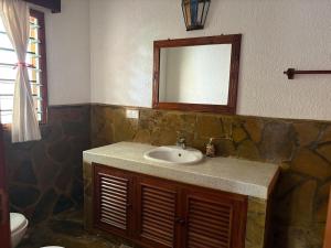 Villa Peponi Royale Watamu في واتامو: حمام مع حوض ومرآة +35 صورة