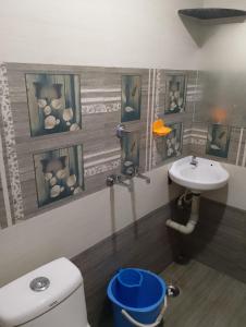 Un baño de BYB Boutique Hotel