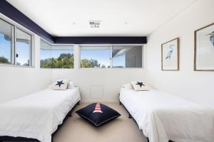 En eller flere senge i et værelse på Coolawin Lakehouse