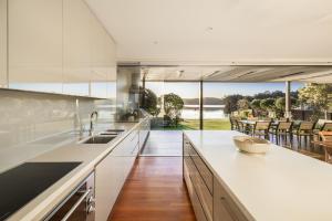 Køkken eller tekøkken på Coolawin Lakehouse