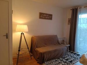 Un dormitorio con una cama y una lámpara y un cartel en la pared. en Laïta - Séjour à Quimperlé, en Quimperlé