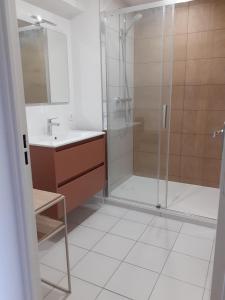 un baño con ducha y lavabo en Laïta - Séjour à Quimperlé, en Quimperlé