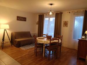 una sala de estar con una mesa y un sofá en Laïta - Séjour à Quimperlé, en Quimperlé 4 fotos más