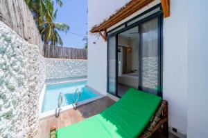 vista sulla piscina da una casa di Ô TALIA Hôtel and SPA a Nungwi
