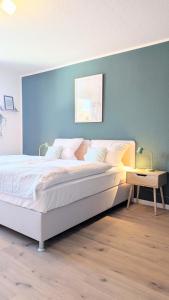 En eller flere senge i et værelse på HYGGE HOMES - Apartment 'Stilla'