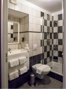 Et badeværelse på Residence Hotel Les Ducs De Chevreuse avec Parking, Hébergement, Repas & PDJ
