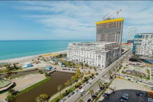 eine Luftaufnahme eines Gebäudes am Meer in der Unterkunft Alliance palace Black Sea in Batumi