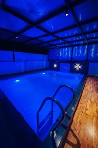 Πισίνα στο ή κοντά στο Asmeera Stays 2BHK Pinewood with swimming pool