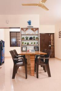 Φωτογραφία από το άλμπουμ του Asmeera Stays 2BHK Pinewood with swimming pool σε Lonavala