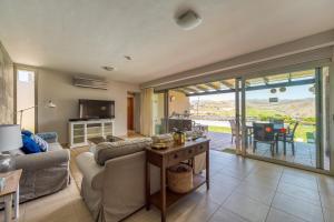 een woonkamer met een bank en een tafel bij Premium House with Private Heated Pool and Bbq in La Playa de Arguineguín