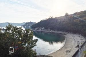una vista di una spiaggia con uno specchio d'acqua di Central Island Villa Near Shops Family Friendly Stay a Bizen Altre 14 foto