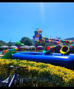 un vélo garé devant un parc aquatique dans l'établissement International Holidays Luxe House Pool Beach-Lerici-Cinque Terre-Liguria Case Vacanze-dog ok in Touristic Village River, à Ameglia