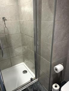 un bagno con doccia con porta in vetro di The Ilchester Arms ad Abbotsbury