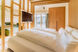 Giường trong phòng chung tại KABINETT Boutique Apartments