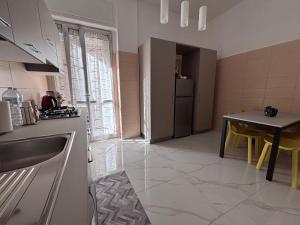 una cucina con un frigorifero e un tavolo di Salerno a due passi dal mare a Salerno