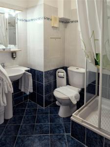 A bathroom at Residence Hotel Les Ducs De Chevreuse avec Parking, Hébergement, Repas & PDJ