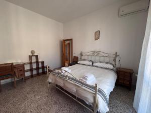 una camera da letto con un letto, un comò e uno specchio di Salerno a due passi dal mare a Salerno