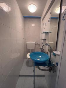 bagno con servizi igienici e lavandino blu di Salerno a due passi dal mare a Salerno Altre 18 foto