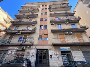 un edificio alto con graffiti sul lato di Salerno a due passi dal mare a Salerno