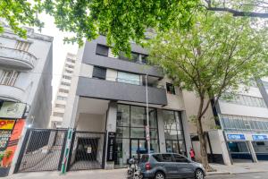 samochód zaparkowany przed budynkiem w obiekcie Seu Refúgio Urbano na Bela Vista w São Paulo