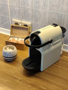 una batidora en la parte superior de un suelo de madera en Ti Boug, en Durbuy 1 foto más