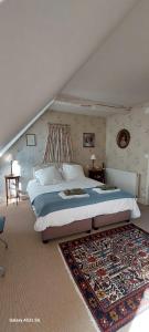 ein Schlafzimmer mit einem großen Bett und einem Teppich in der Unterkunft Le Château D'Osthoffen in Osthoffen