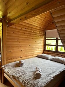 Ένα ή περισσότερα κρεβάτια σε δωμάτιο στο Brvnara DRINA Wooden House Drina