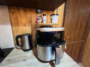 una cafetera sentada encima de una cafetera en warm house - sunrise merisi, en Merisi