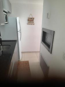 une cuisine avec une télévision à écran plat au mur dans l'établissement Apartamento Premium Torres-Rs, à Torres 11 autres photos