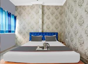 une chambre avec un lit avec une tête de lit bleue dans l'établissement Hotel Shri Laxmi Palace, à Kanpur 22 autres photos