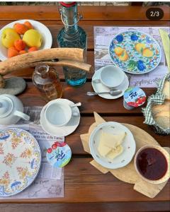 drewniany stół z talerzami i miskami z jedzeniem w obiekcie TABINE sul fiume TAGLIAMENTO B&B w mieście San Giacomo +34 zdjęcia