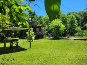 a view of the house from the garden at cabaña cuatro reinas in Tigre