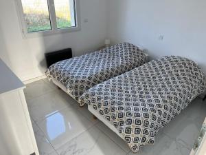 Bett mit Daunendecke in einem Zimmer in der Unterkunft Gîte de la loge SAMY in Châtillon-sur-Broué