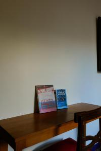 索维拉Riad Mazal Mogador的木桌上两本书