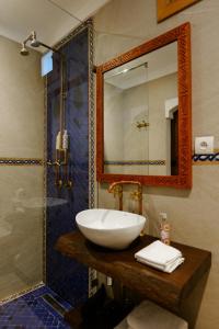索维拉Riad Mazal Mogador的浴室里有洗手池和镜子 更多49张照片