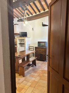 Η κουζίνα ή μικρή κουζίνα στο Il Borgo Del Lupo Relax Family Apartments in Tuscany with Restaurant & Swimming Pool