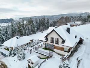 una vista aerea di una casa ricoperta di neve di Apartamenty Blisko Słońca - Jacuzzi, Playgrounds a Nowy Targ