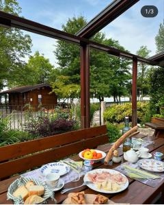 drewniany stół z chlebem i owocami w obiekcie TABINE sul fiume TAGLIAMENTO B&B w mieście San Giacomo