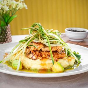 Un plato de comida en una mesa con un plato de comida en Historical Old City Hotel, en Baku