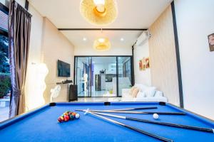 einen Billardtisch im Wohnzimmer in der Unterkunft Emery Pool Villa Pattaya in Ban Huai Yai