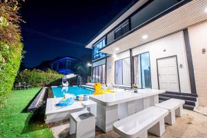 a house with a sink and a swimming pool at Emery Pool Villa Pattaya in Ban Huai Yai