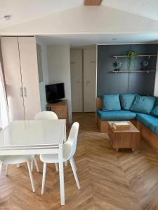 Μια τηλεόραση ή/και κέντρο ψυχαγωγίας στο CF - Esprit détente et convivialité entre mer et campagne - 3 ch, 2 sdb