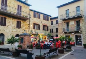 CasianoCasa Da Cicia的一群坐在庭院桌子上的人