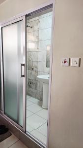 Ένα μπάνιο στο Loiusiana City Hotel +19 φωτογραφίες