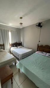 una camera con 2 letti e un ventilatore di Sítio Carmo a Ibirité Altre 22 foto