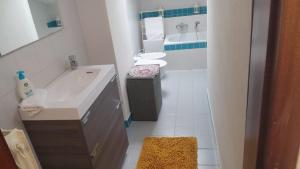 Ένα μπάνιο στο QUEEN HOME S GIOVANNI ideal for families or large group