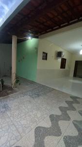 een kamer met een groene muur en een tegelvloer bij Casa Cariri Mobiliada com 2 Quartos e 2 Camas in Juazeiro do Norte