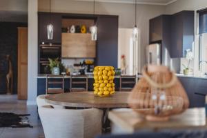 Η κουζίνα ή μικρή κουζίνα στο The Ridge House Kingswood Golf Estate +97 φωτογραφίες