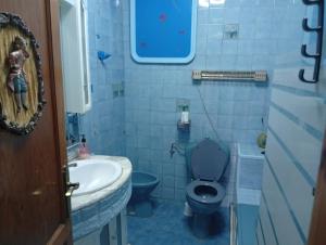 ein blaues Badezimmer mit Toilette und Waschbecken in der Unterkunft A casiña de Morais in Pontevedra + 12 Fotos