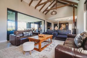 Χώρος καθιστικού στο The Ridge House Kingswood Golf Estate